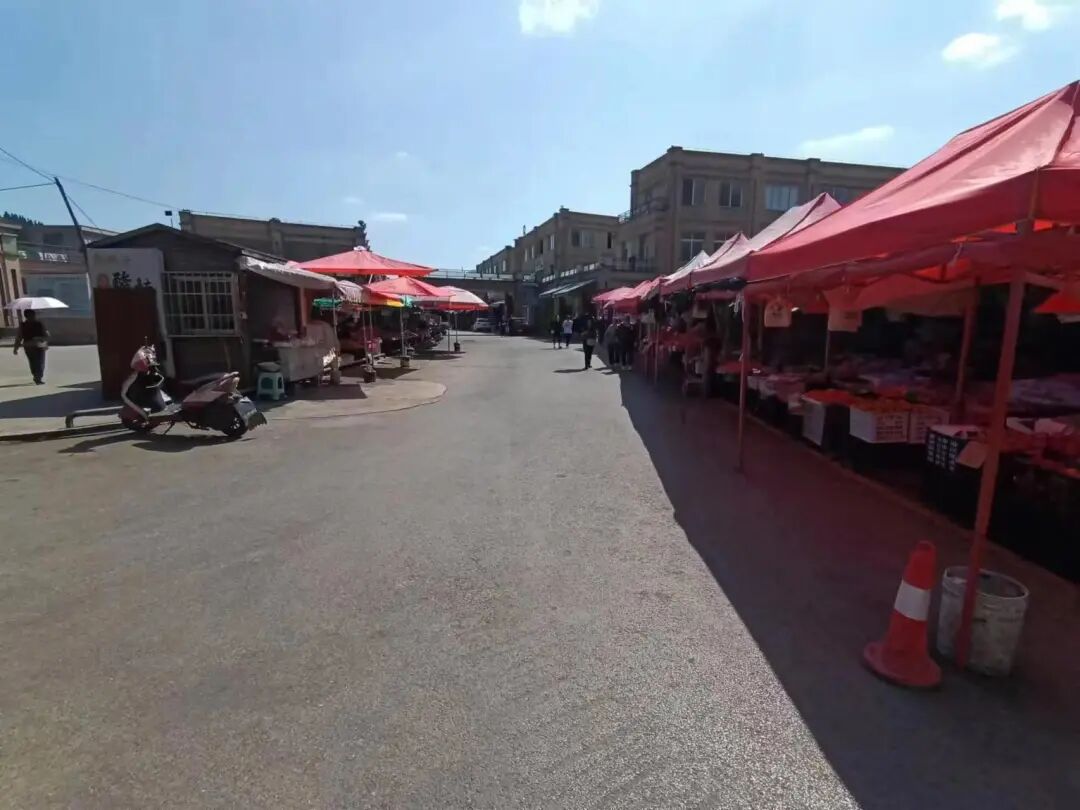 干净整洁的农贸市场道路。郑兵摄.jpg 【办实事 解民忧】清镇市站街镇:小小“菜篮子” 关乎大民生