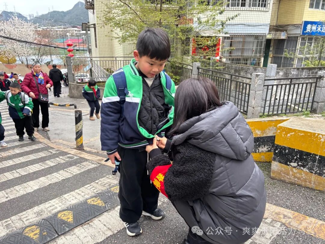 赞!乌当区实验小学门口有了“护学天团”