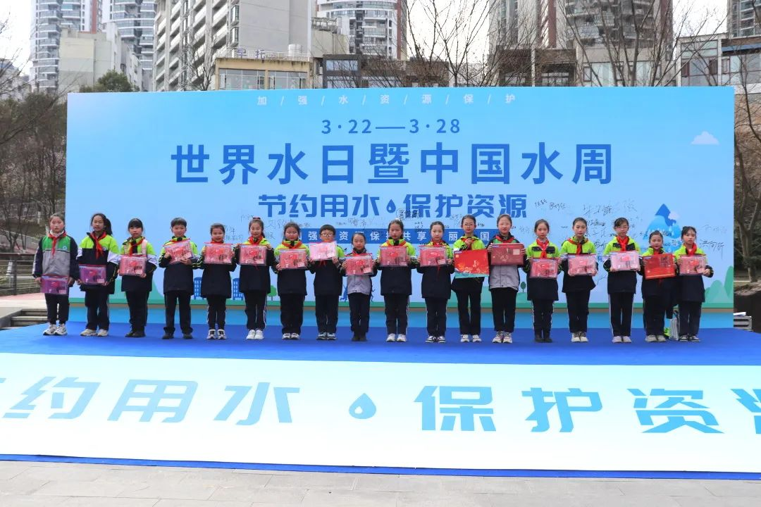 观山湖区远大小学学生争做“节水小雷锋”