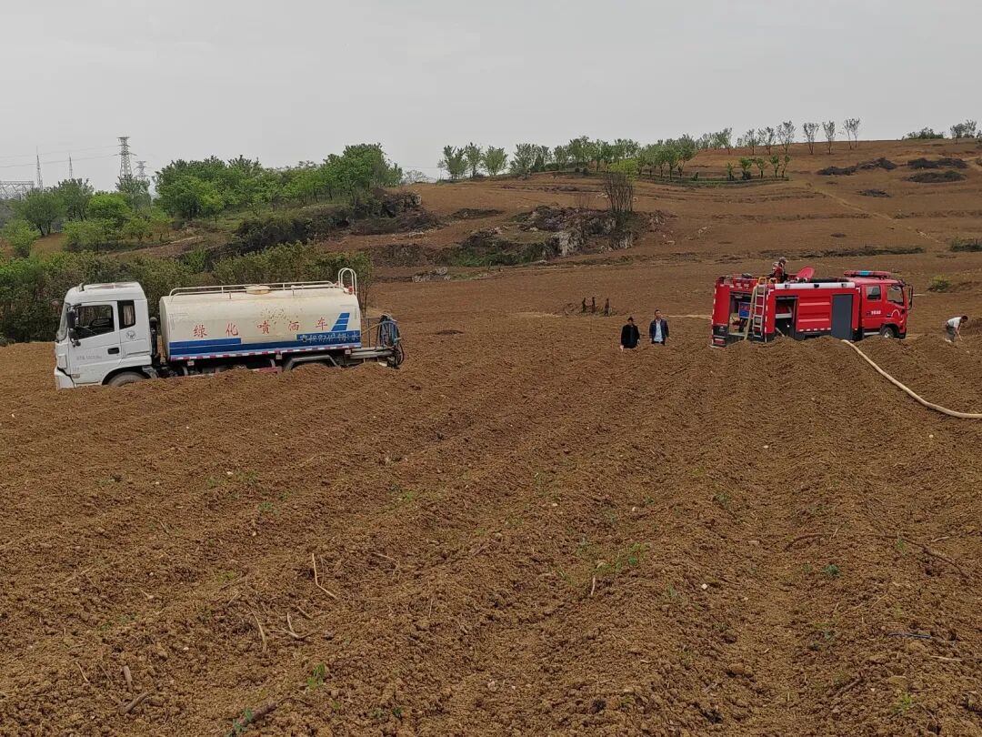 清镇市站街镇:消防车变身“灌溉车” 干群合力抗旱保苗