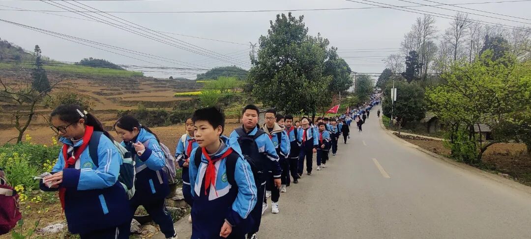清镇市王庄乡举办“学习杨顺清精神重走长征路”红色实践教育活动