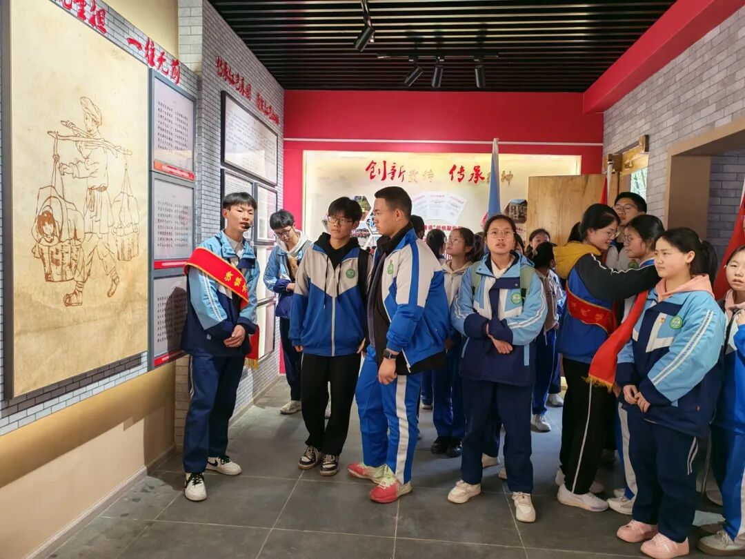 清镇市王庄乡举办“学习杨顺清精神重走长征路”红色实践教育活动