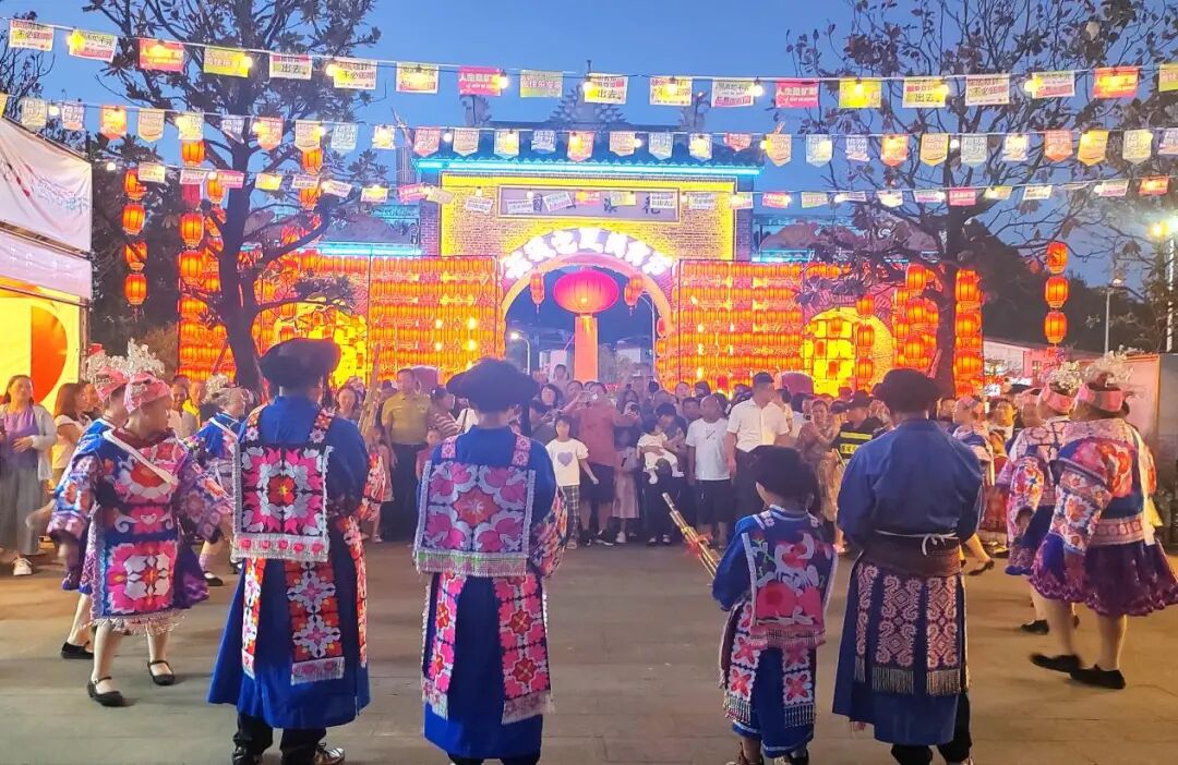 从鸡哈豆腐到苗绣银饰!燕楼镇以“烟火气”亮相花溪之夏美食节激活乡村振兴新动能