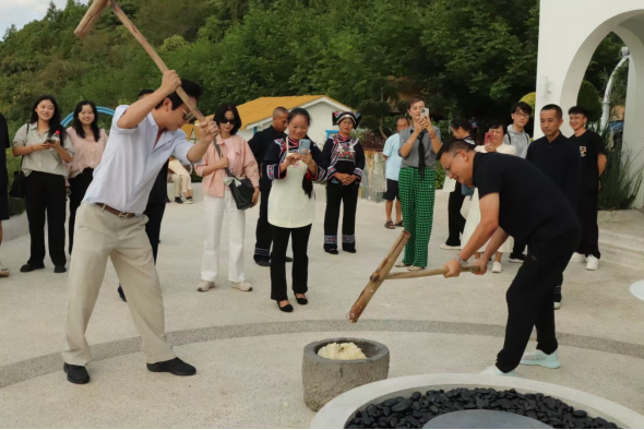 共赏山水风情！韩国议员代表团到访清镇蓝白小寨～