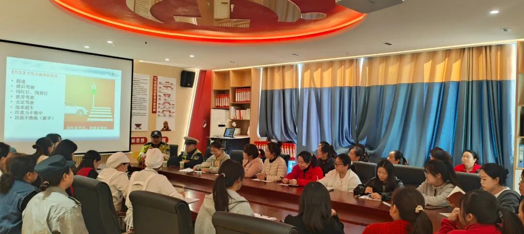 清镇市时光幼儿园开展“2025年交通安全法治教育进校园”活动