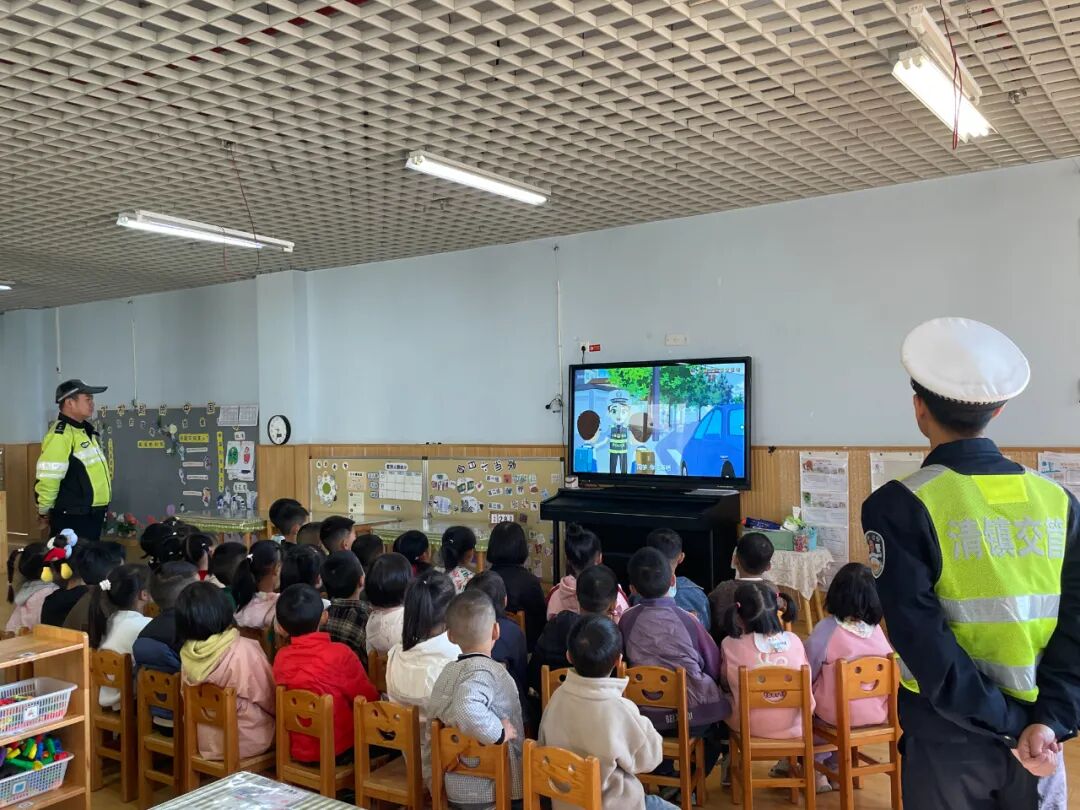 清镇市时光幼儿园开展“2025年交通安全法治教育进校园”活动