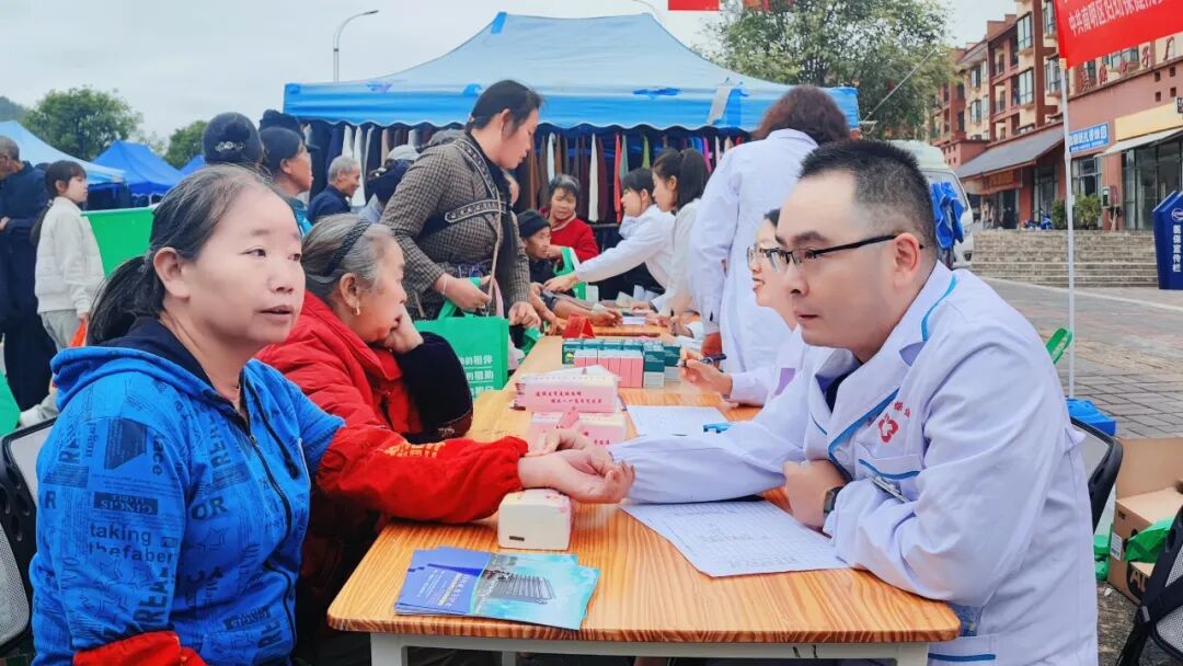 党建联盟聚合力 专家义诊送健康