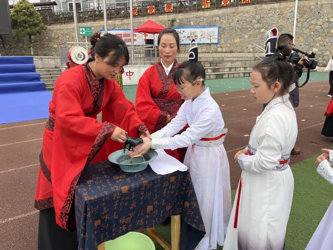 以礼育美润童心文化铸魂伴成长!清镇市红枫第三小学大力推进“三礼”特色校园文化建设