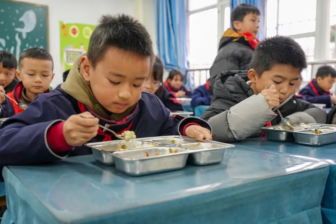 清镇市第一实验小学：暖孩子的胃 宽家长的心
