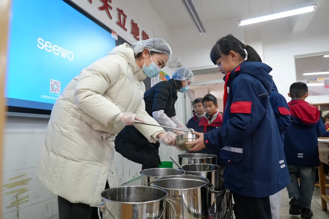 清镇市第一实验小学：暖孩子的胃 宽家长的心