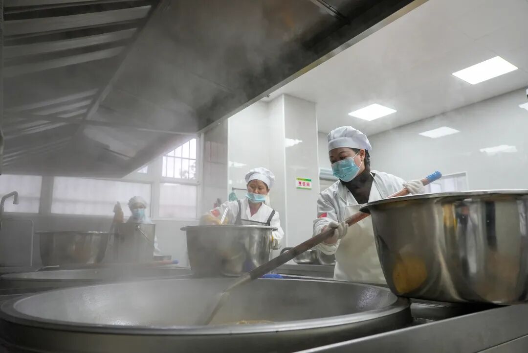 清镇市第一实验小学：暖孩子的胃 宽家长的心