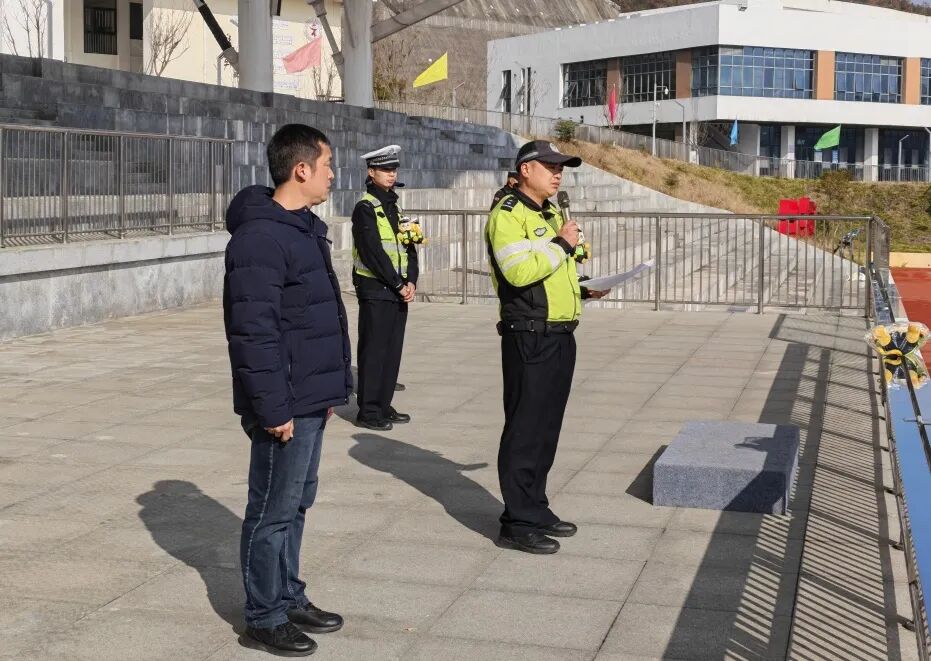 警校携手筑防线 安全出行伴成长——贵阳市经济贸易中等专业学校开展交通安全教育活动