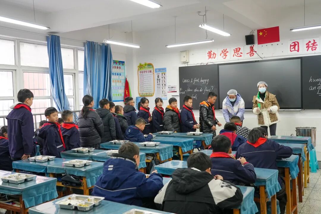清镇市第一实验小学：暖孩子的胃 宽家长的心