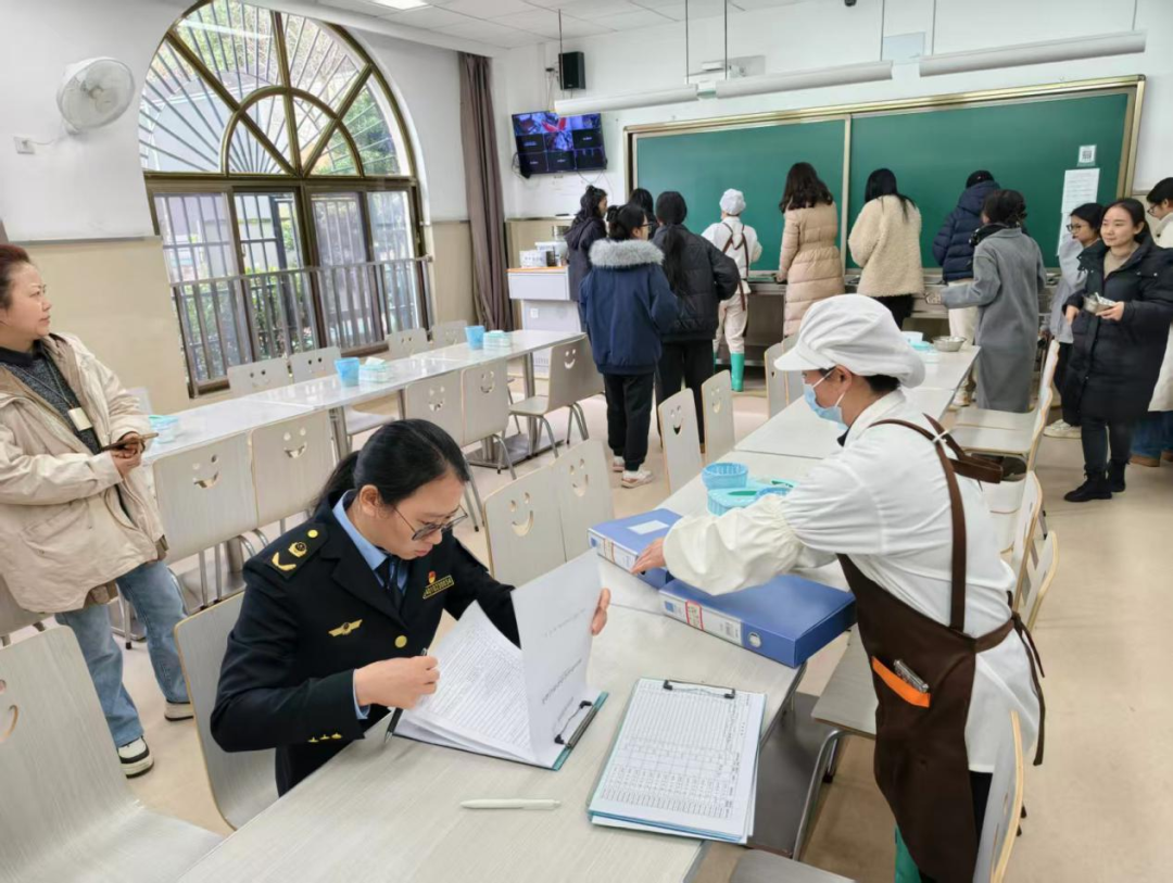 严把开学“第一餐”，南明区开展学校食堂食品安全检查暨陪餐工作