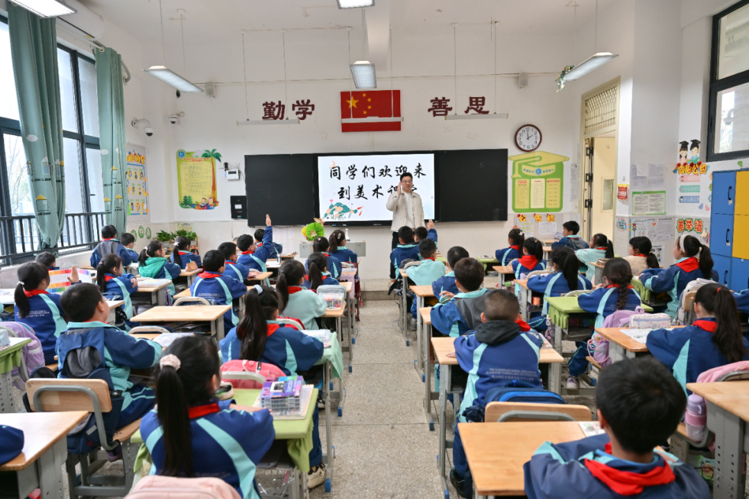 央视关注!贵阳这位美术教师用粉笔画出“匠心”