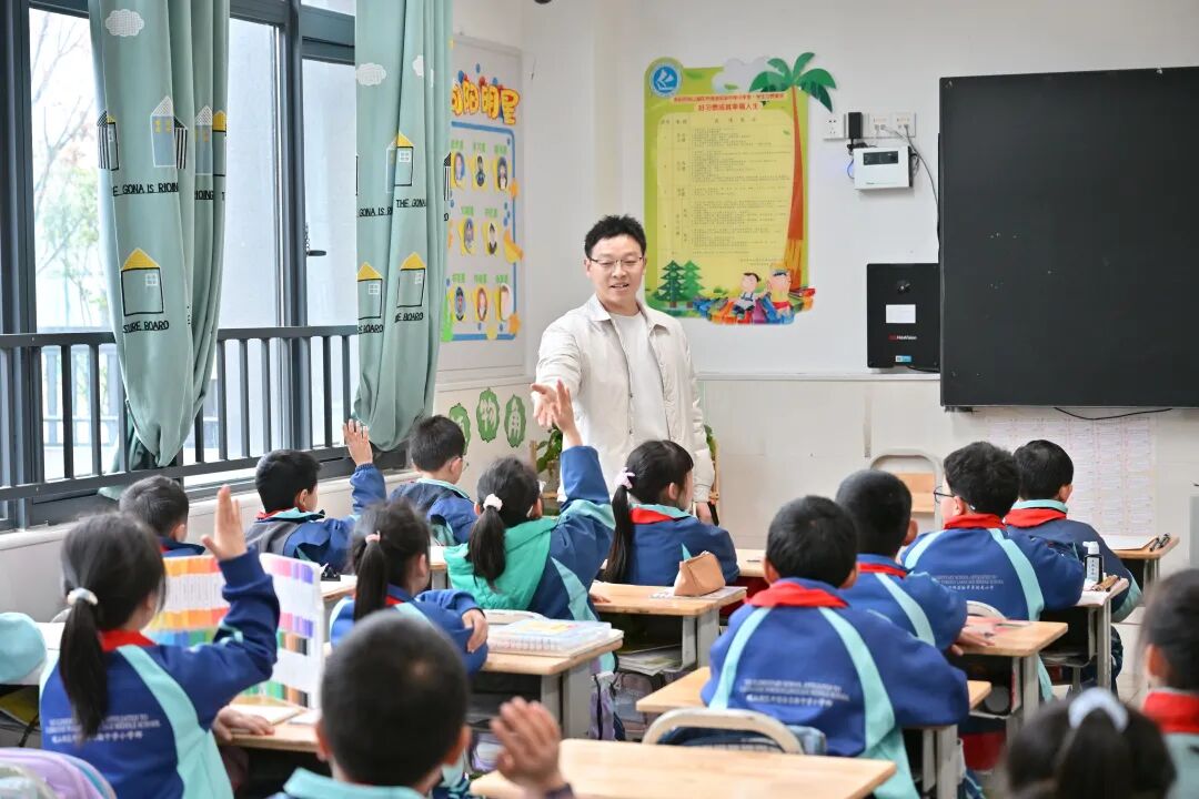 央视关注!贵阳这位美术教师用粉笔画出“匠心”