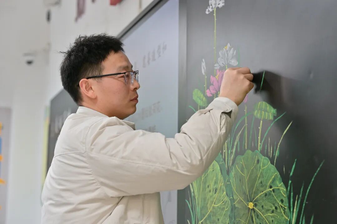央视关注!贵阳这位美术教师用粉笔画出“匠心”