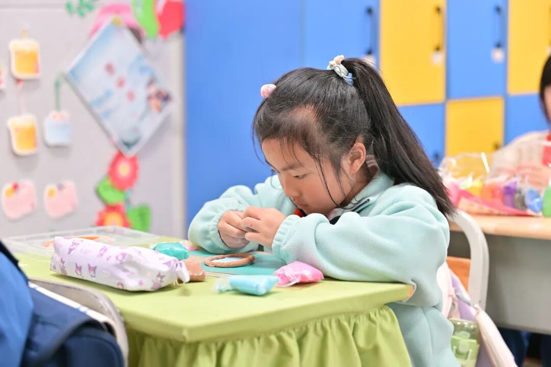 央视关注!贵阳这位美术教师用粉笔画出“匠心”