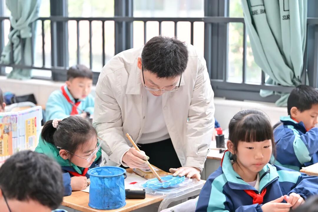 央视关注!贵阳这位美术教师用粉笔画出“匠心”