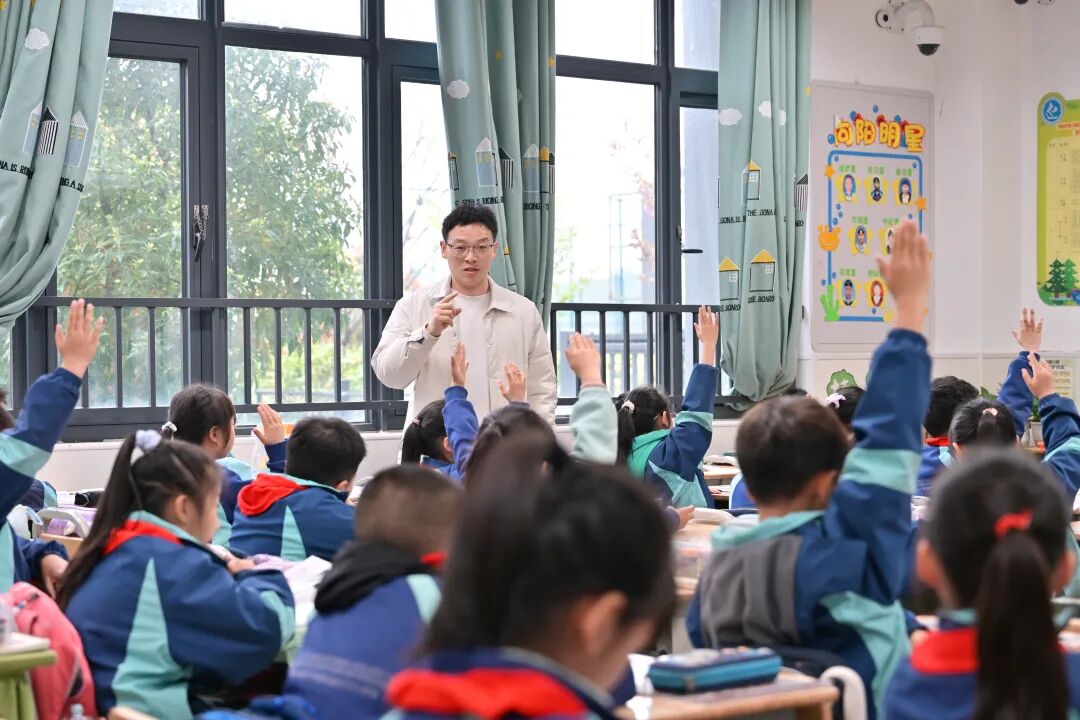 央视关注!贵阳这位美术教师用粉笔画出“匠心”