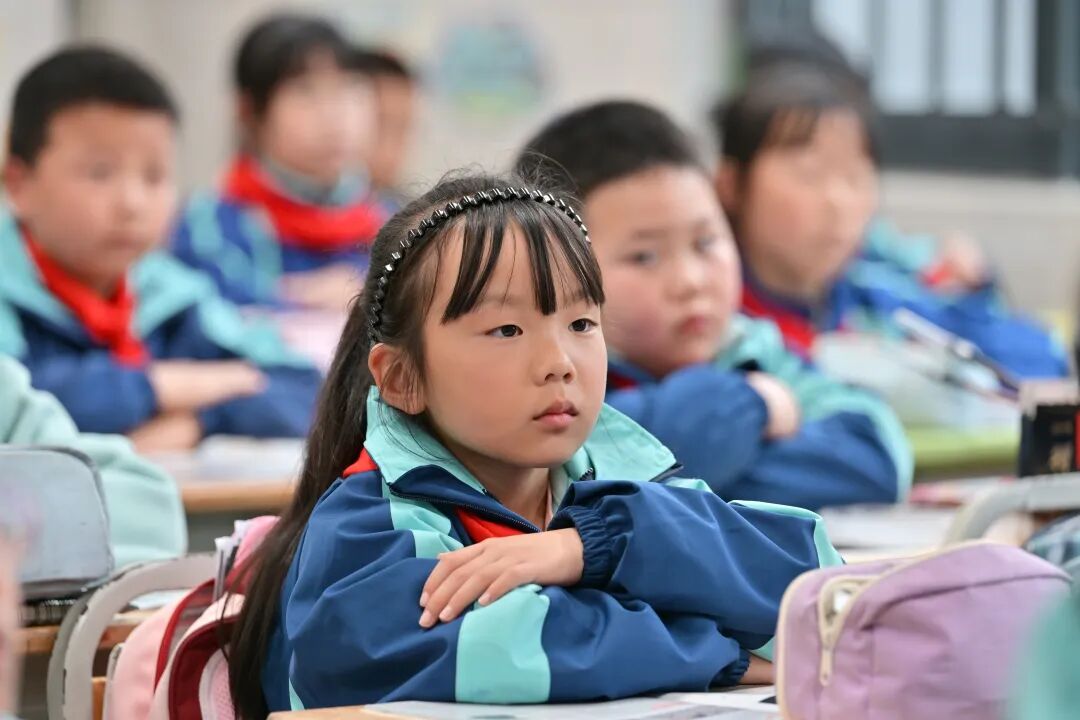 央视关注!贵阳这位美术教师用粉笔画出“匠心”