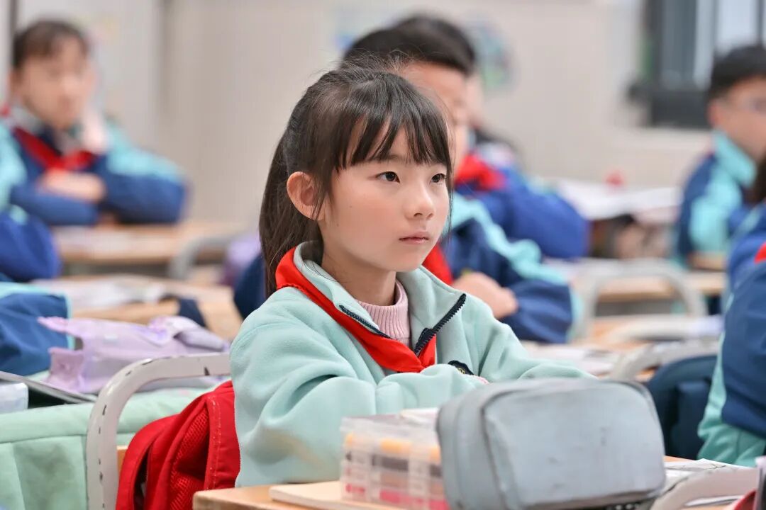央视关注!贵阳这位美术教师用粉笔画出“匠心”