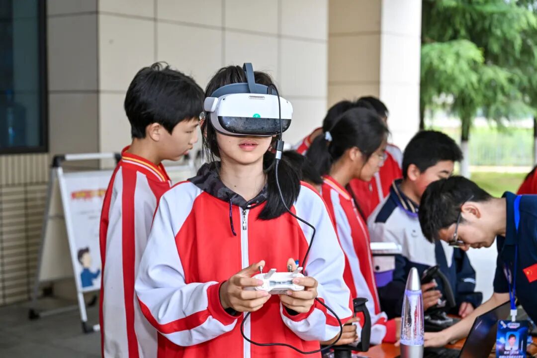 VR、机器狗、天文观测……贵安这场科学教育活动“科技范”拉满