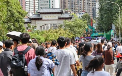 双节假期，云岩区接待游客165.89万人次，旅游总收入13.56亿元！