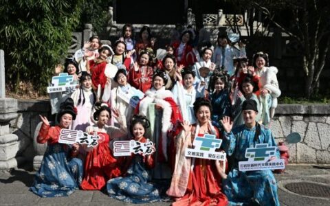 阳明祠内韵悠长，悦诵云岩谱华章