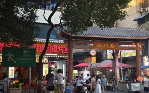 “小巷”美食飘香四溢！避暑季云岩虎门巷游客增多｜老街巷新消费