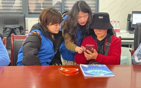 “智慧助老”进社区！云岩区普陀路街道开展“我来教你用手机”公益活动