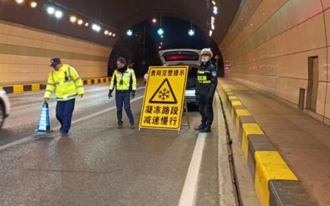 保障市民安全出行！低温凝冻天气，云岩交警加强路面管控和值守