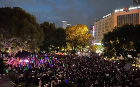 路边音乐盛宴“点燃”云岩之夜
