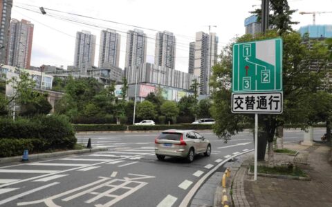 有效治堵！云岩区首个“拉链式”交替通行试点亮相