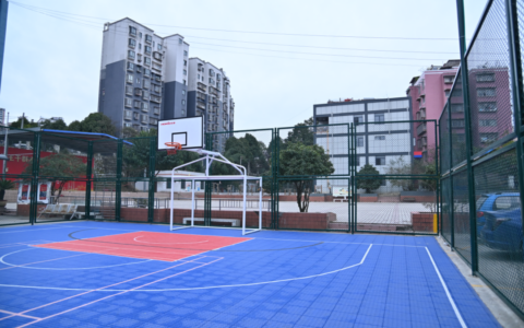 云岩区：老旧小区建公共体育场所设施 “边角地”变多功能运动场