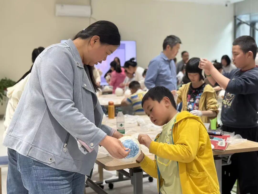 2.jpg 南明区开展“黔文传承——纸间流光・非遗新韵”主题活动