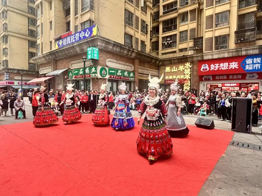 南明区开展文化志愿者送文艺进社区文明实践活动
