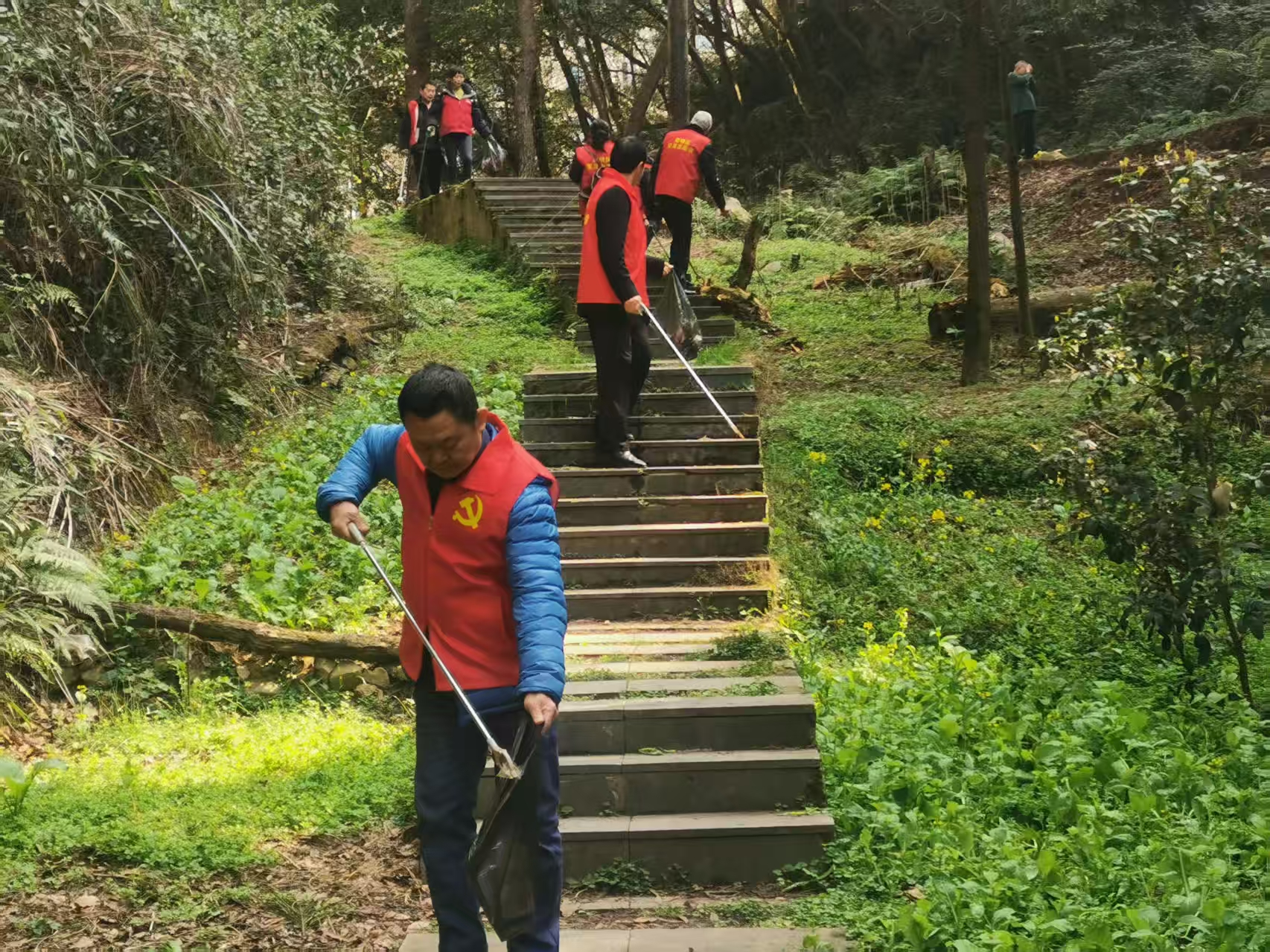 五里冲街道：春风送暖学雷锋 志愿服务践初心