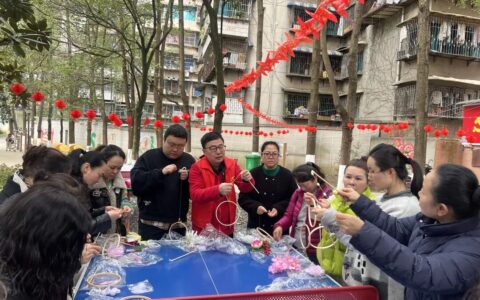 文化街巷新灯暖  巧手制作映元宵