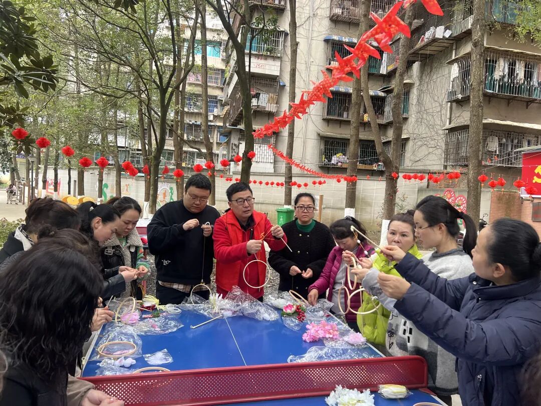 文化街巷新灯暖  巧手制作映元宵