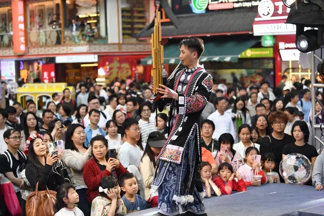 南明“五一”假期人气、商气两旺