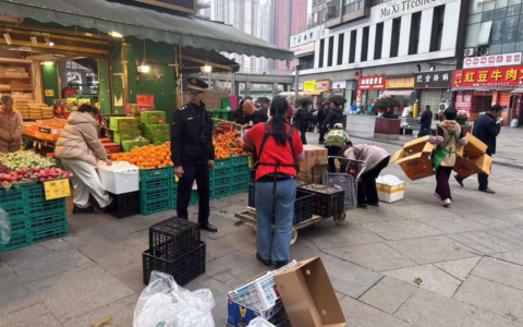 守好 “节后关” 扮靓 “家门口”—— 五里冲街道开展市容秩序集中整治行动