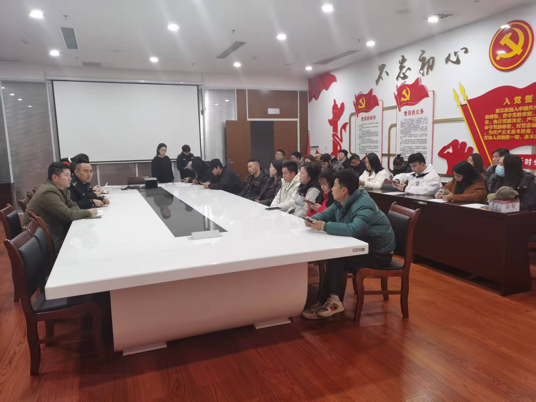 图片1.png 规范经营行为 筑牢安全防线——五里冲街道召开网约房民宿行业专题约谈会