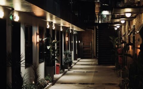 南明电力巷老旧街区蝶变，伴点青年旅舍解锁旅居新体验