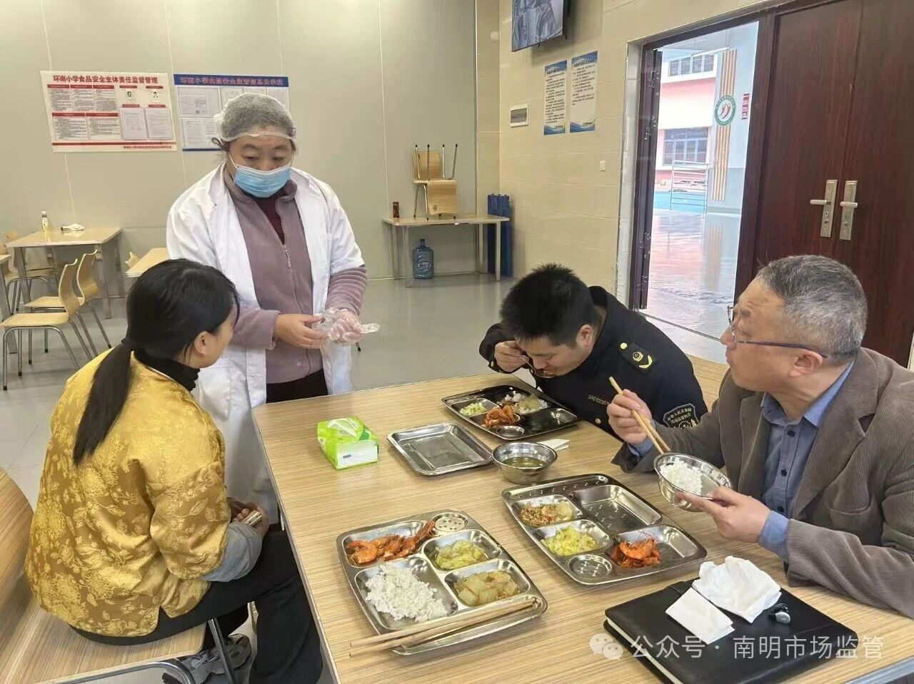 深入后厨检查，陪餐交流促安心——南明区市场监管局以“硬核”举措护航学生盘中餐