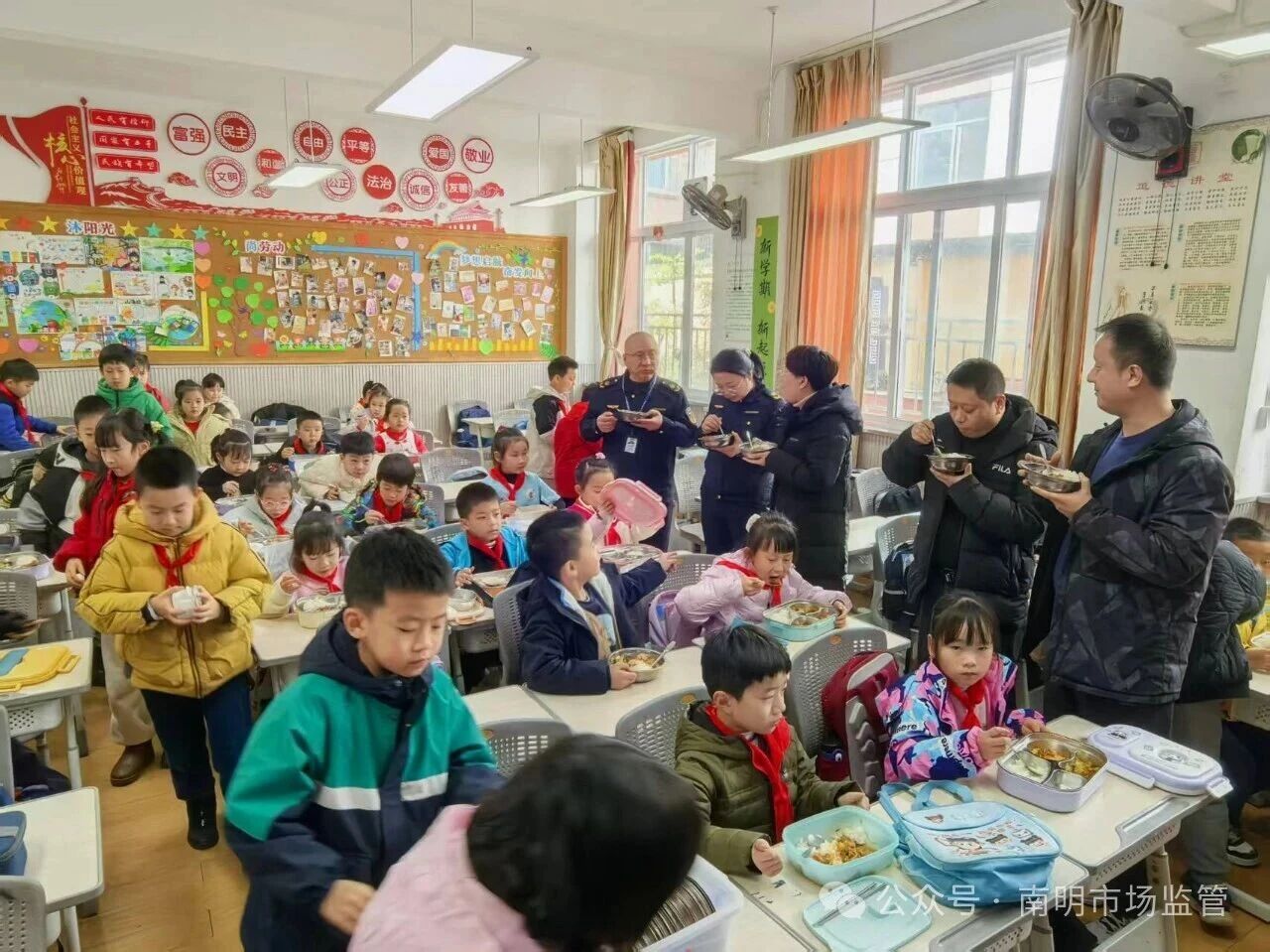深入后厨检查，陪餐交流促安心——南明区市场监管局以“硬核”举措护航学生盘中餐