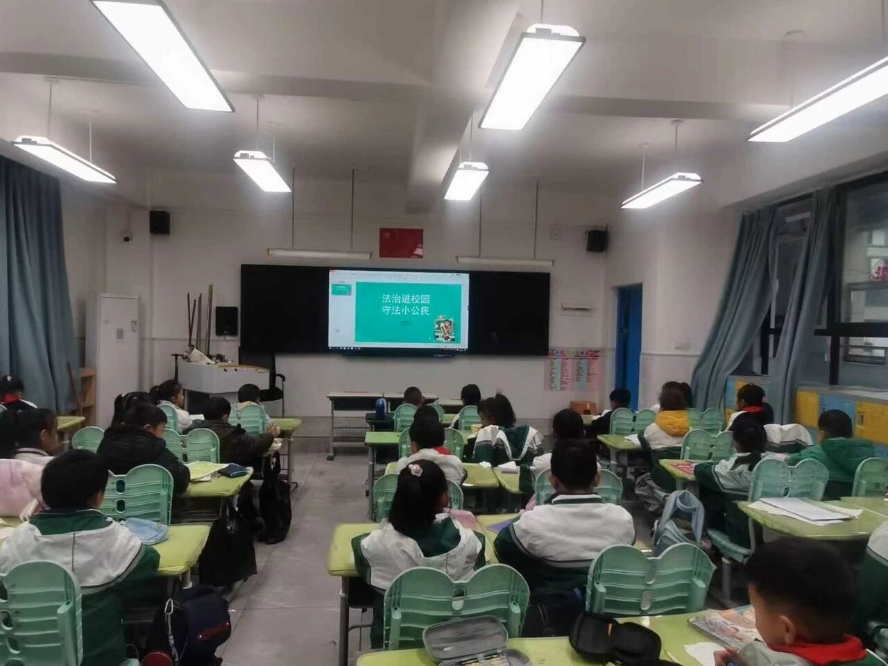2.jpg 南明区法治进校园,为寒假安全保驾护航