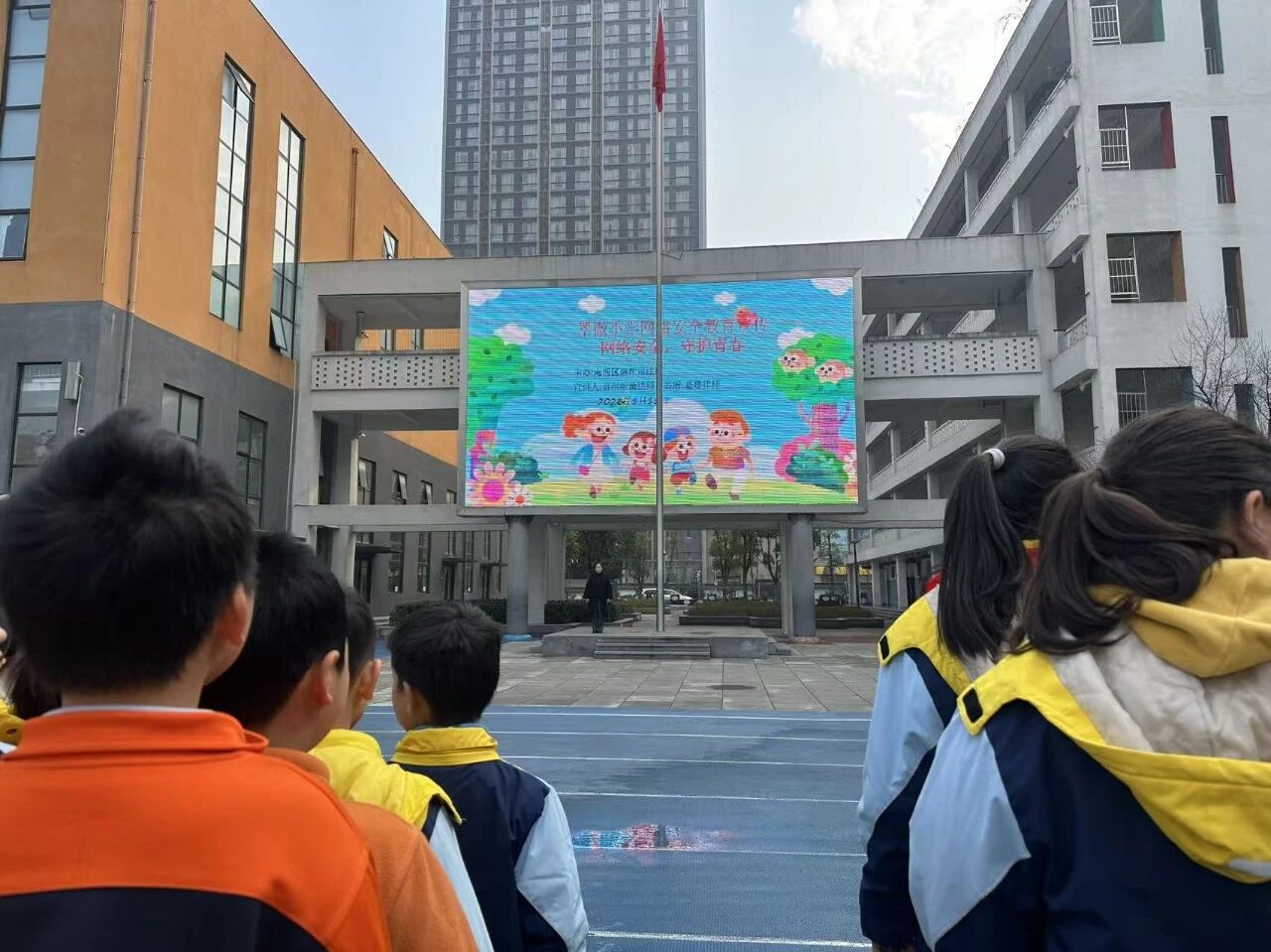 5.jpg 南明区法治进校园,为寒假安全保驾护航