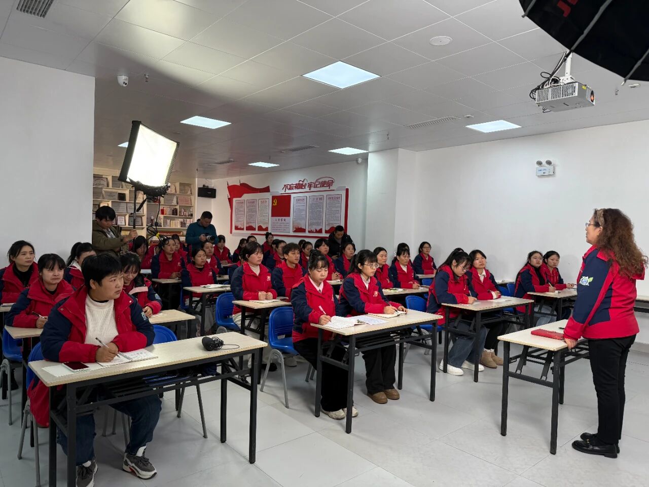 2.jpg 学习贯彻全会精神 全国最美志愿者赵新玲在遵义路街道宣讲|学习贯彻党的二十届四中全会精神 奋力走出高质量发展新路