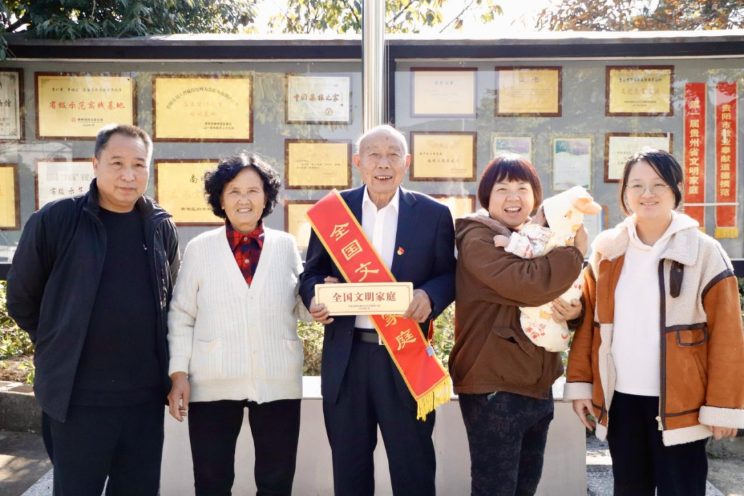 1.png 以报为媒传家风 文明之花绽永乐——刘玉智家庭获评第三届全国文明家庭